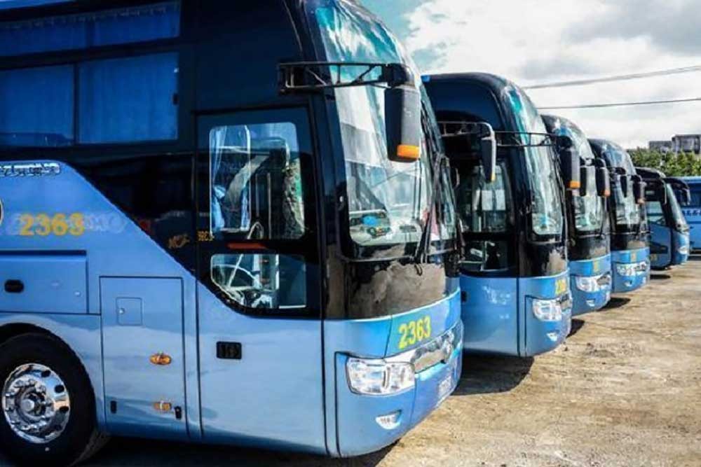 automobiles azules en fila