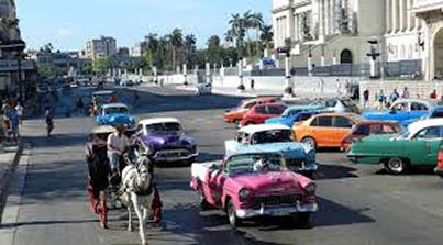 Foto: Pixaby Autos antiguos de muchos colores comparten la carretera con una calesa