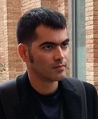 David Pajón Espina Foto de hombre vestido de negro en frente de columnas de ladrillos