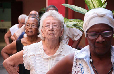 Mujeres cubanas mayores de edad en cola