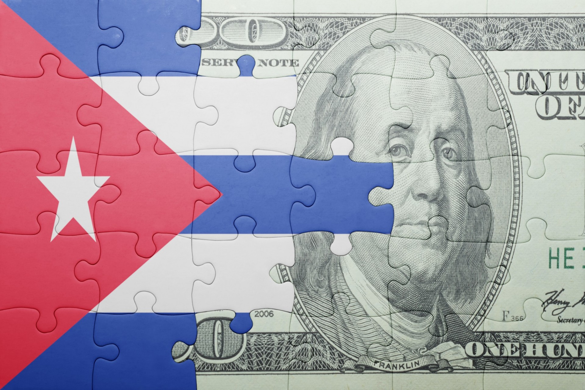rompe cabezas con la bandera cubana y dólar americano