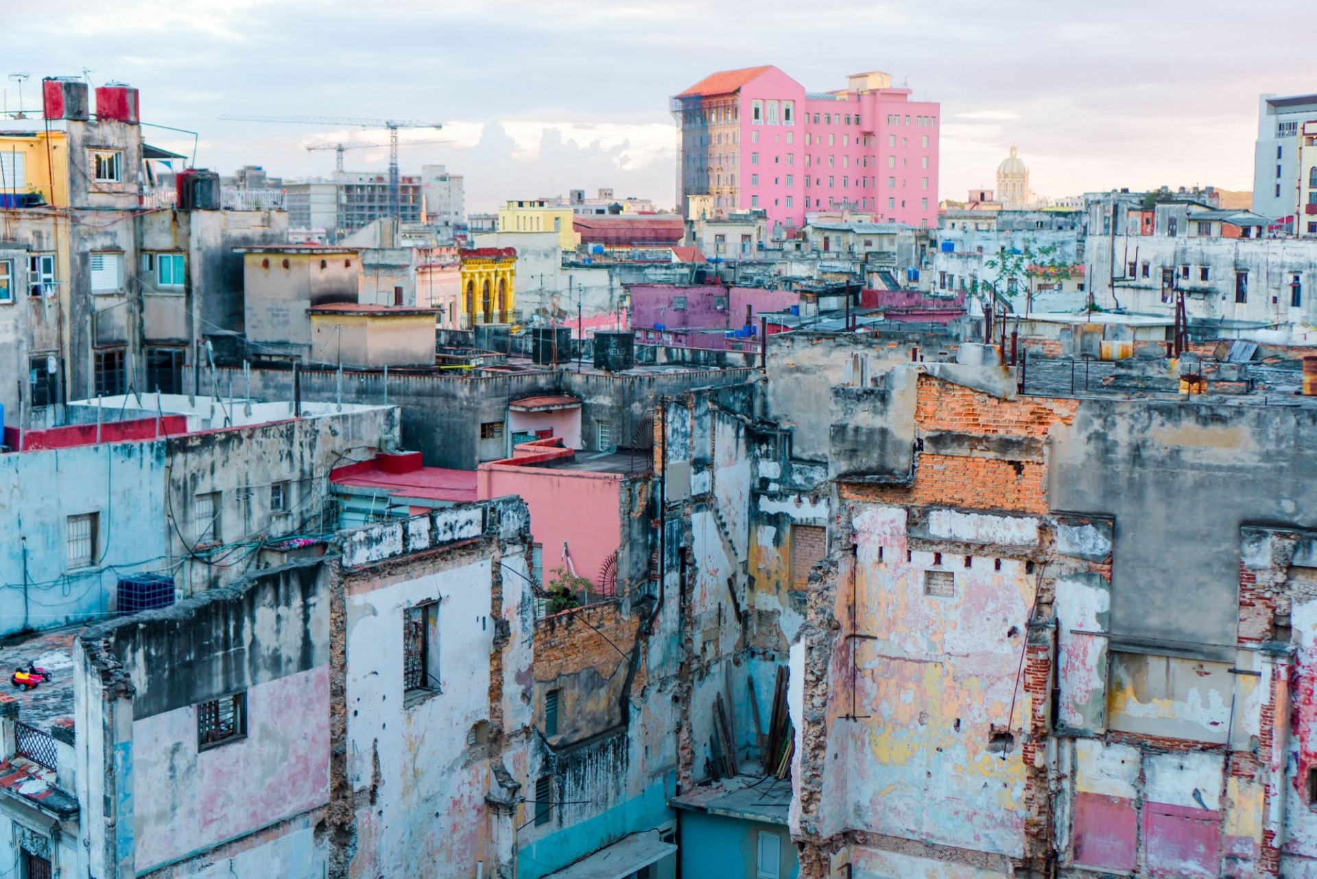 Vista de La Habana con edificios derrumbandose pintados de colores alegres
