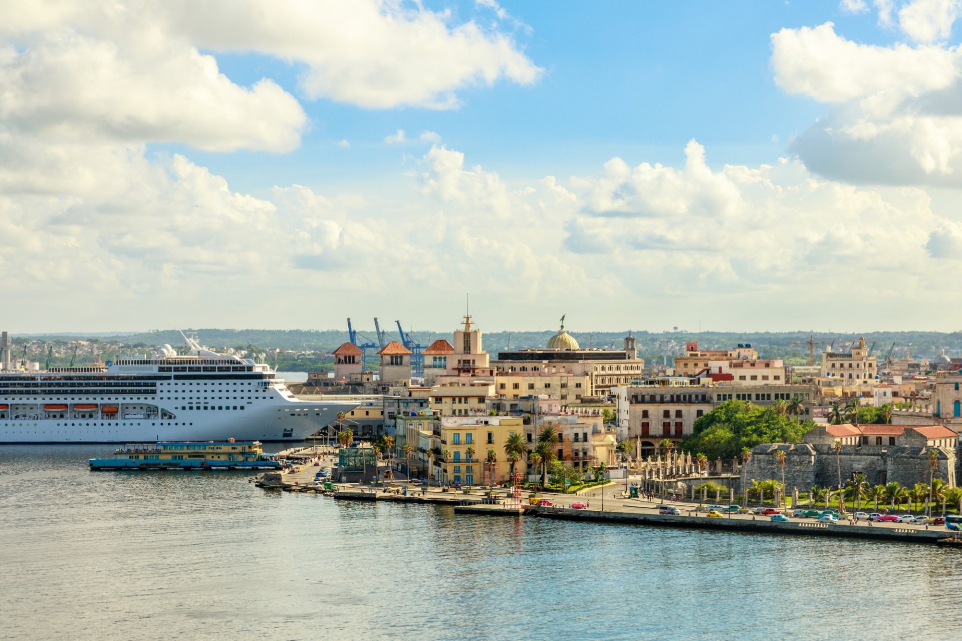 Crucero atracando en La Habana, Cuba debajo de cielo azul y nubes blancas