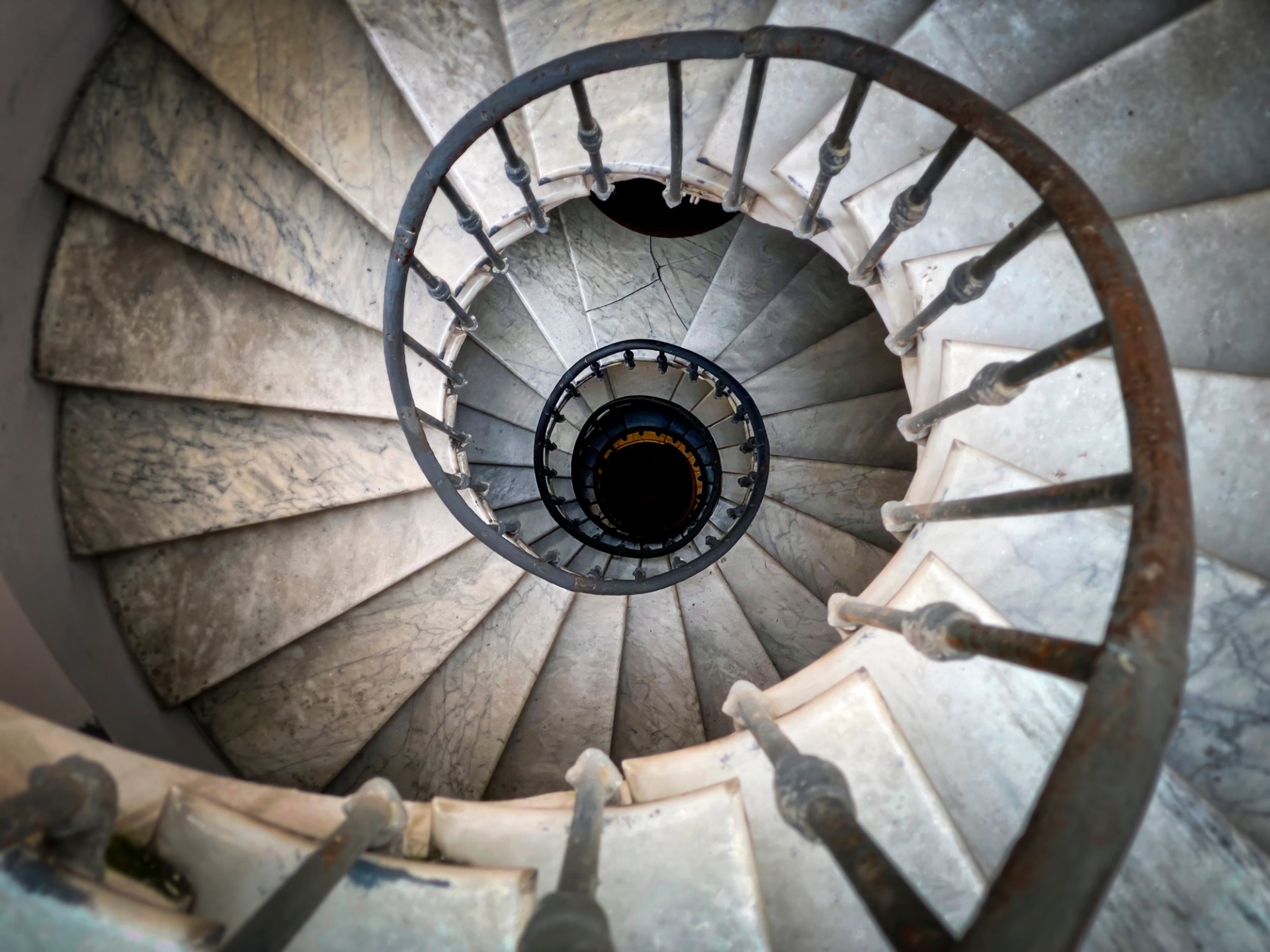 rarrarorro/stockadobe.com escalera en mármol espiral mirando hacia abajo