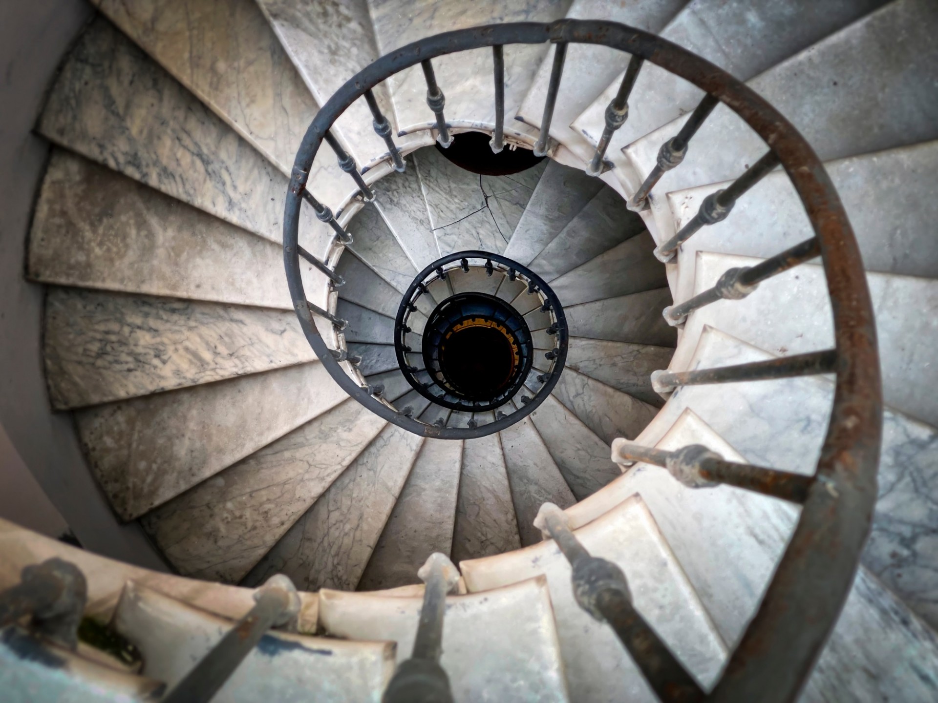 escalera en mármol espiral mirando hacia abajo