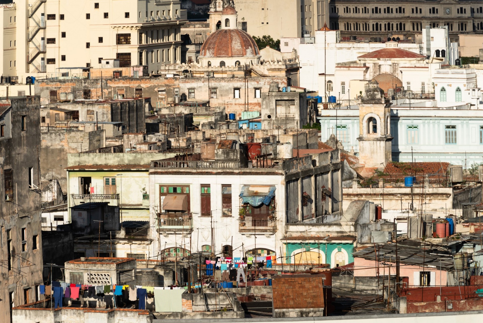 anna/stockadobe.com The Center of Old Havana Seen from Above el centro de la Habana visto de arriba con mescla de edificios, arquitectura y colores