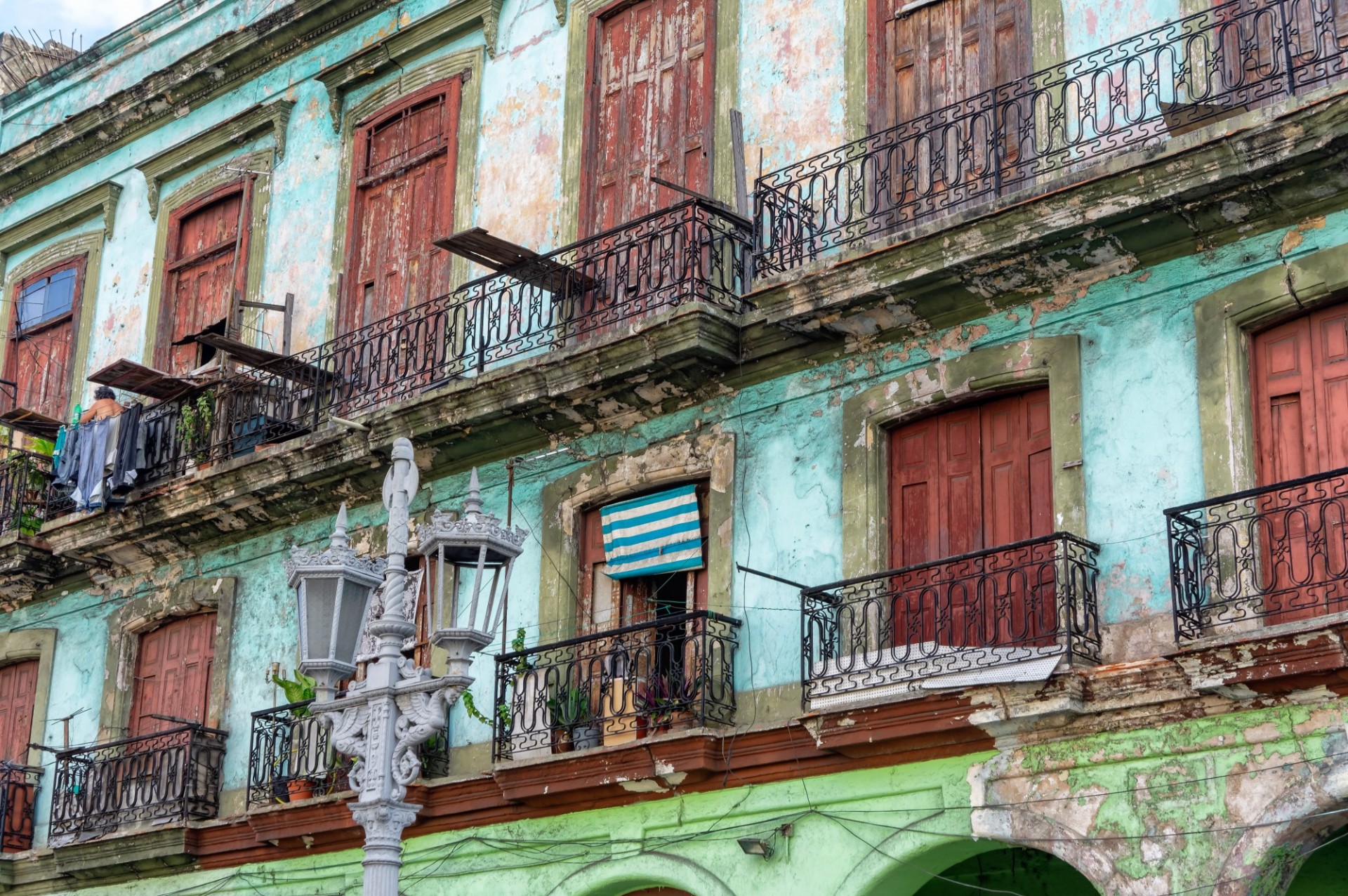edificio de apartamentos desmoronados en Habana, Cuba