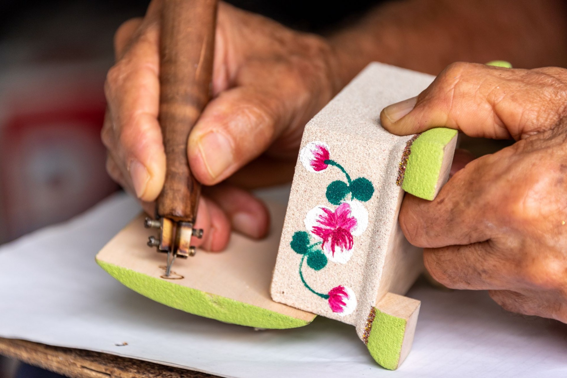 manos trabajando una artesanía