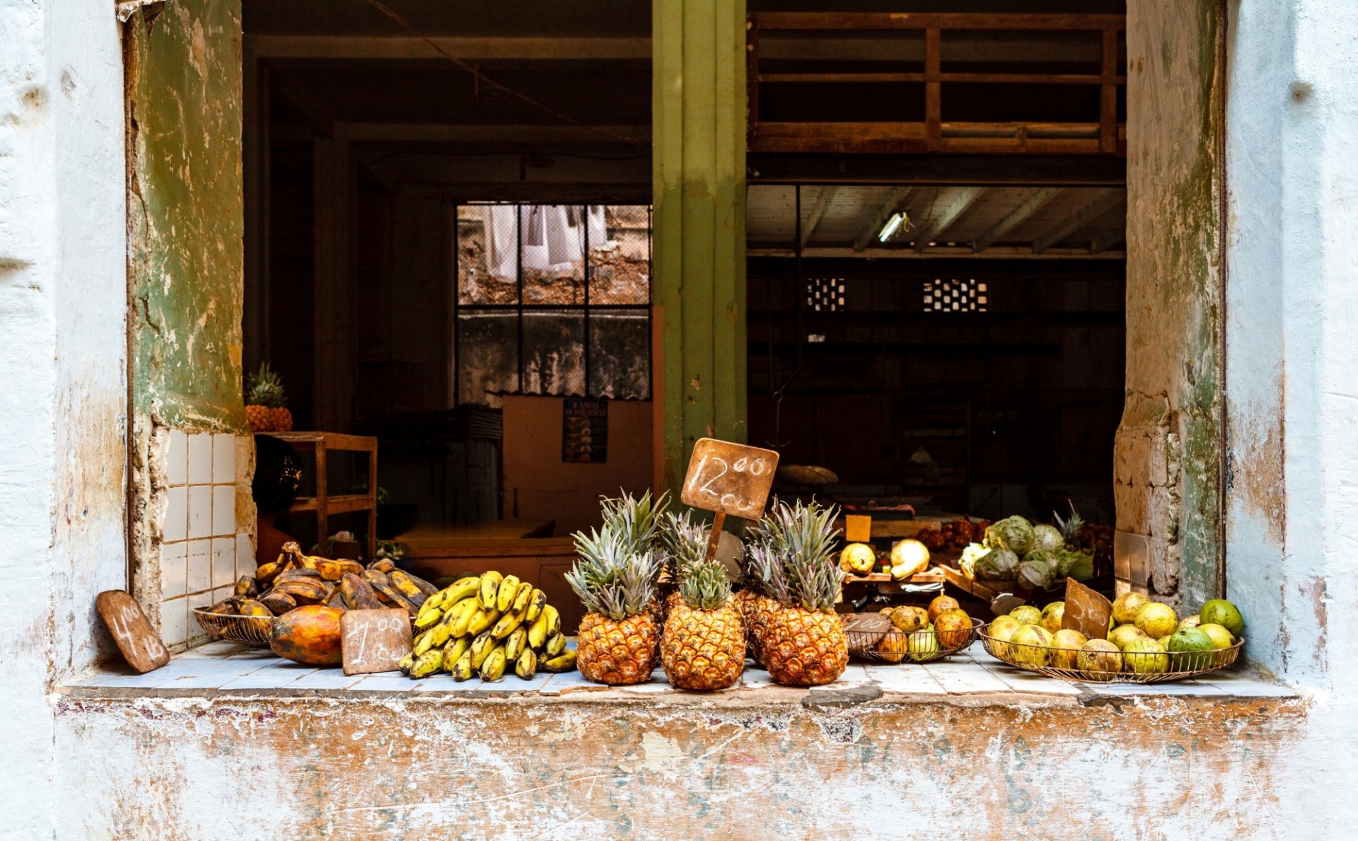 Piñas a la venta en la ventana de una tienda en La Habana