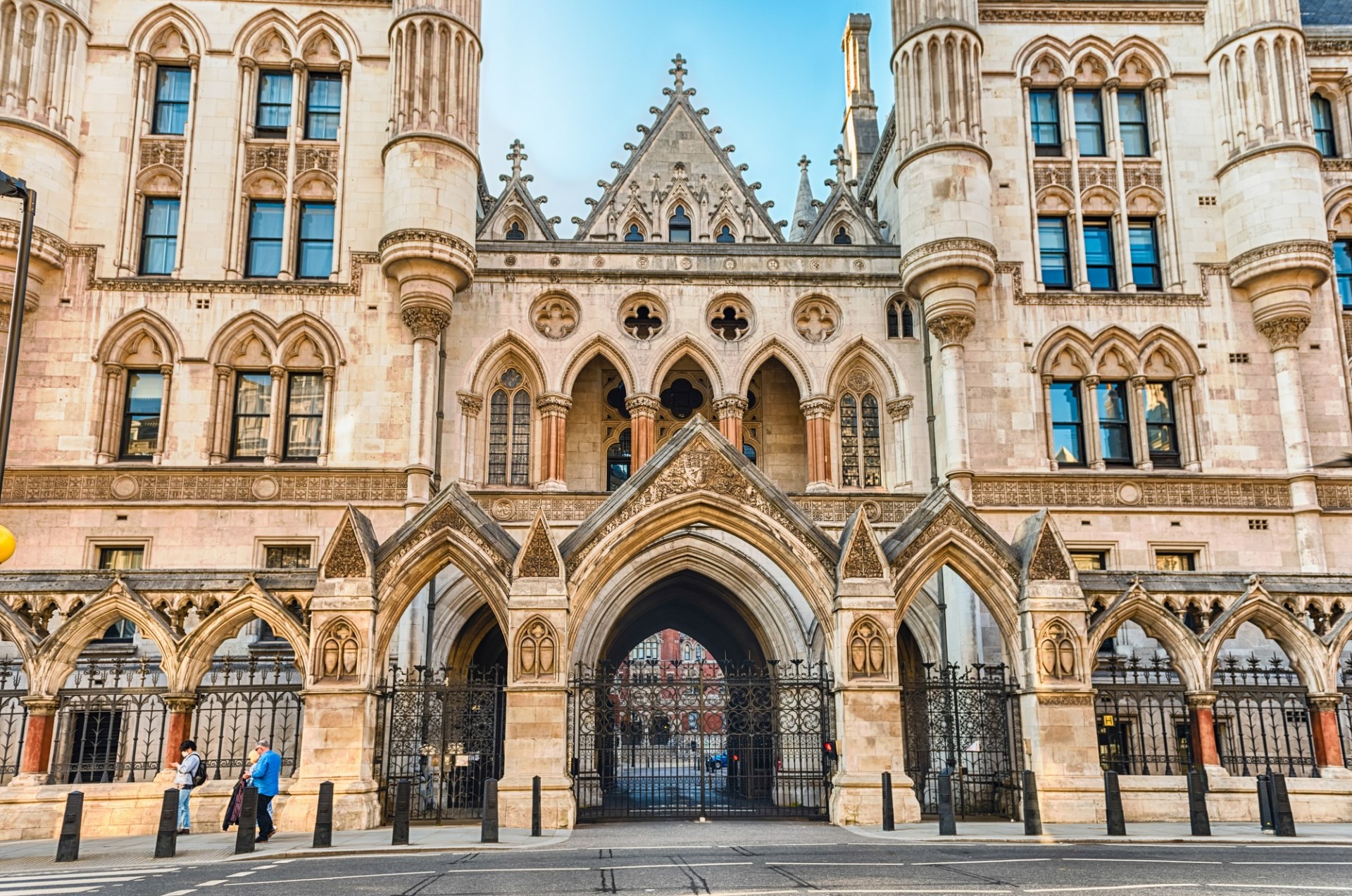 Edificio de las cortes de justicia en Londres, Reino Unido con cielo azul de fondo