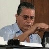 Juan Carlos Albizu Campos hombre con lentes oscuros sentado y aguantando un micrófono