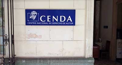 placa azul con las letras CENDA contra una pared blanca