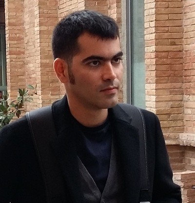 David Pajón Espina Foto de hombre vestido de negro en frente de columnas de ladrillos