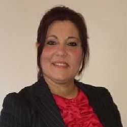 Diana Yudixta Bautista Martínez mujer de traje negro con blusa roja