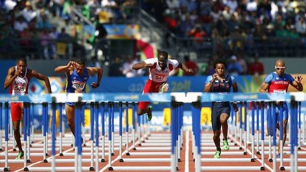 atletas corriendo sobre obstáculos