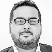 Aldo Álvarez Hombre con barba corta mirando a la cámara y portando lentes