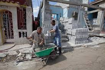 Foto © Juventud Rebelde / Roberto Ruiz Espinosa Two individuals working on construction with piles of materials about them