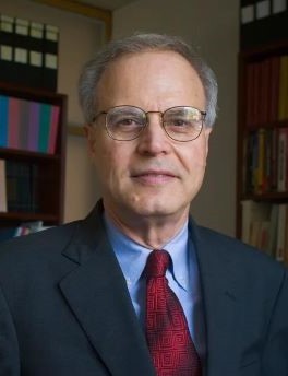 Jorge Domínguez hombre con lentes vestido de sastre azul oscuro y corbata roja