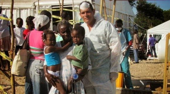 Medico cubano vestido de blanco con mujer que tiene dos niños en los brazos