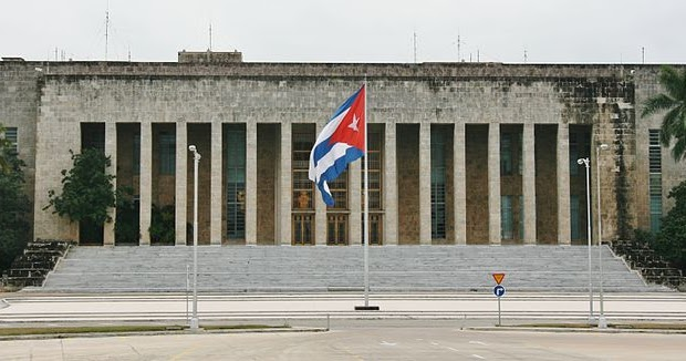 La presidencia de Cuba, edificio con columnas y escalinata y con bandera cubana 