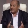 Antonio Romero hombre con saco oscuro sentado gestionando con las manos