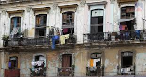 edificio con balcones desmoronandose