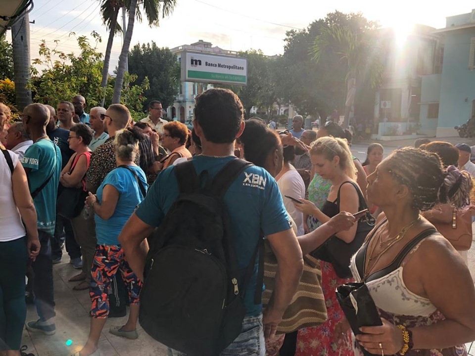 Foto: ADN Cuba multitudes afuera de la tienda CADECA