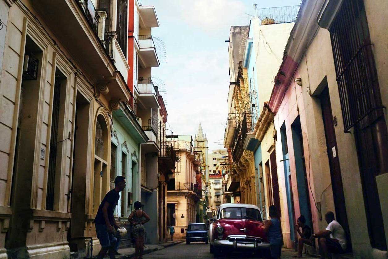 callejón estrecho con edificios oscuros y cielo claro