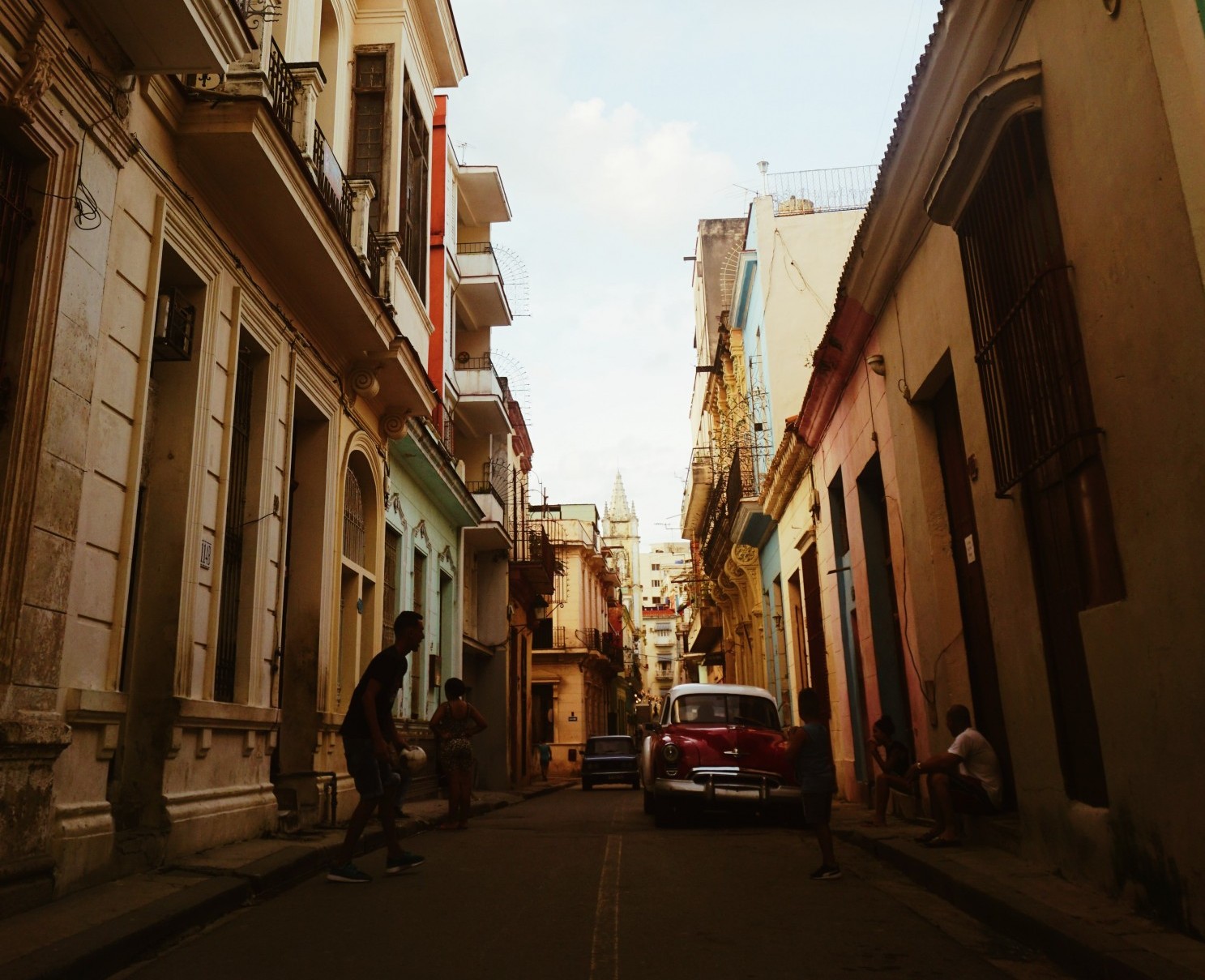 Photo by Jennifer Chen on Unsplash callejón estrecho con edificios oscuros y cielo claro