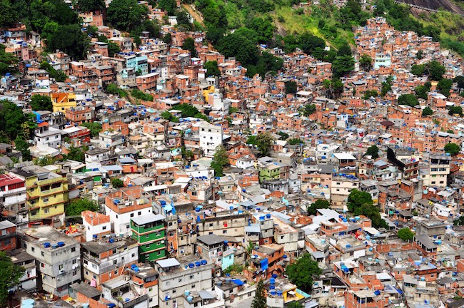 Barrio de favela en Rio de Janeiro, Brazil, con edificios multicolores construidos al lado de una montaña verde