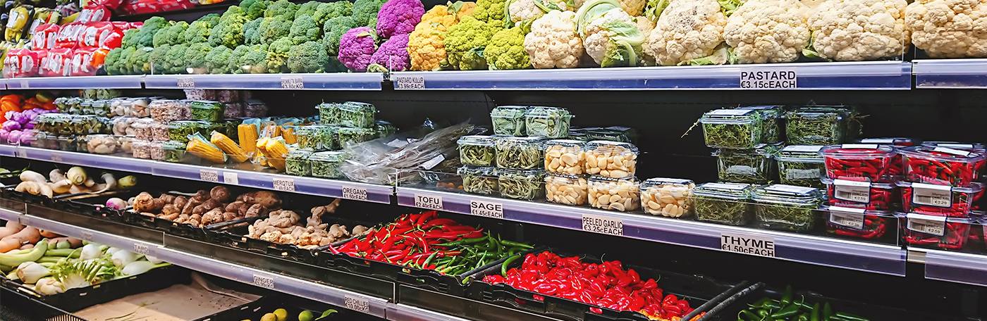 Mercado repleto de comida con vegetales y frutas