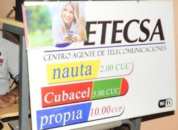 Póster con fondo blanco mujer rubia sosteniendo un teléfono y las palabras nauta Cubacel y propia