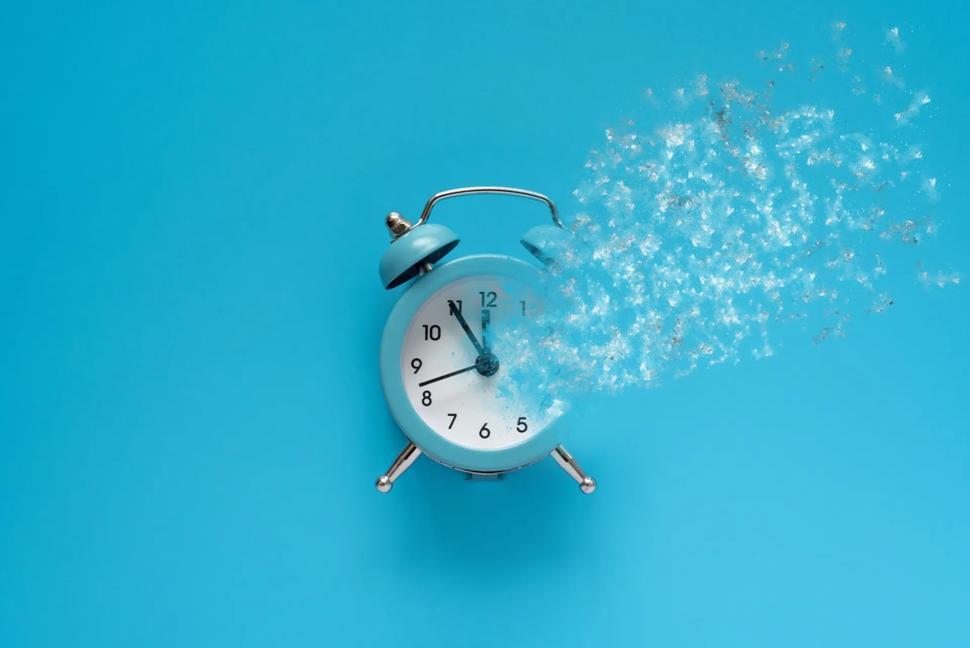 reloj redondo con números que se vuelan con un fondo color azul acua