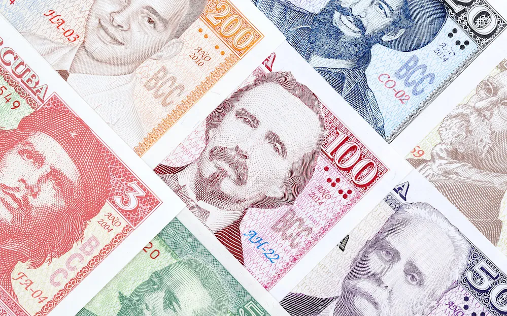 Billetes cubanos de varios colores con las caras de figuras históricas cubanas