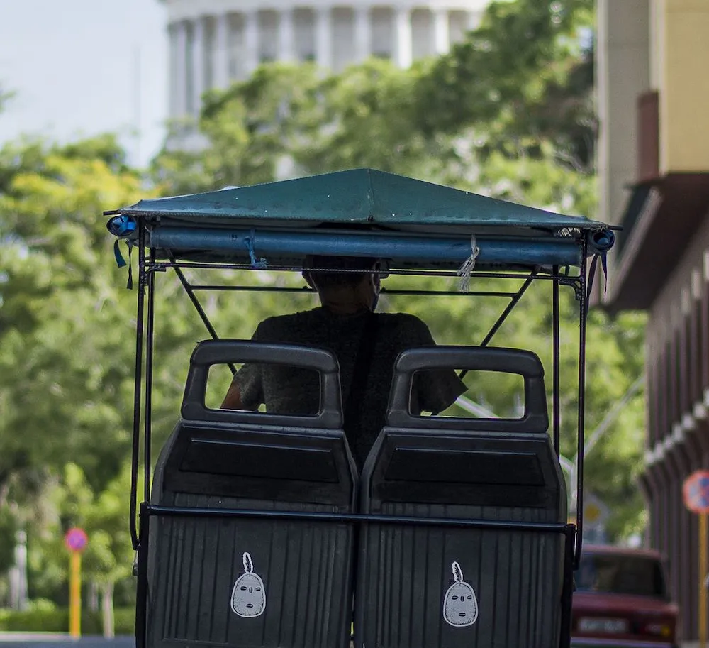 hombre manejando bicitaxi - uno de los negocios permitidos a los cuenta propistas