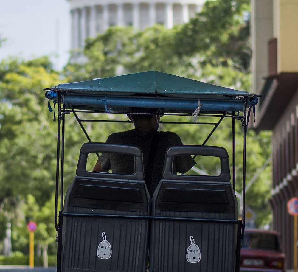 hombre manejando bicitaxi - uno de los negocios permitidos a los cuenta propistas