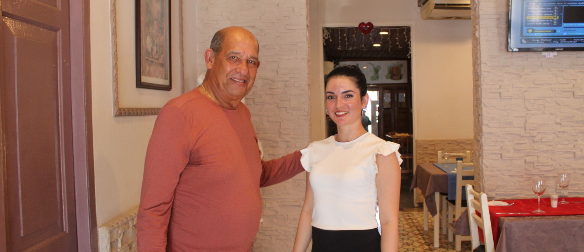 Foto: Mario Vizcaíno Serrat | Rafael Esteban Godínez con la camarera Dayma Posada señor con camisa roja al lado de mujer joven vestida de pantalon negro y camisa blanca