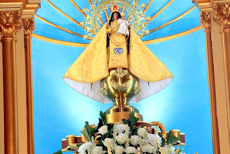 Virgen de la Caridad del Cobre con fondo azul y escudo de Cuba