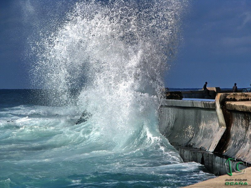 Olas rompiendo en el malecón de La Habana