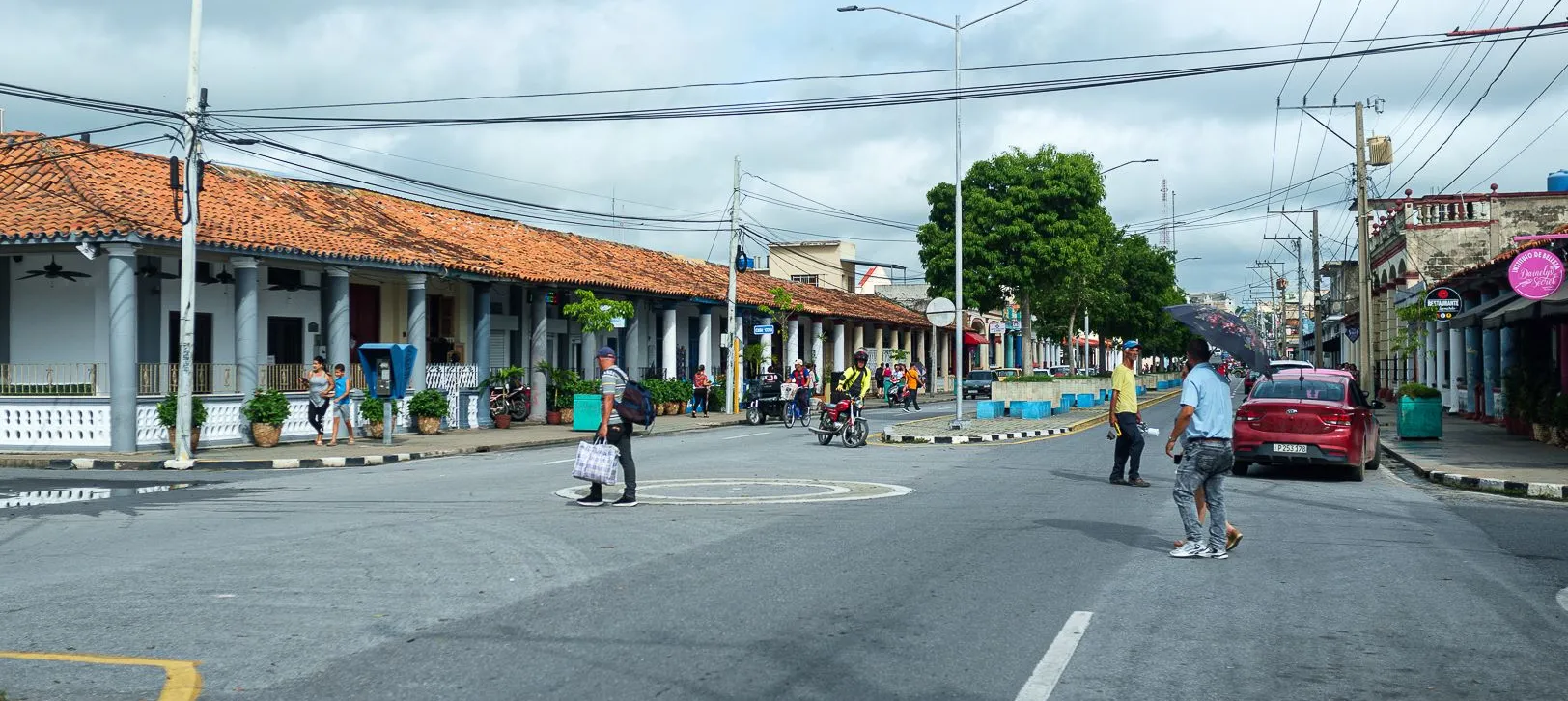 calle de edificios con techos de losas con poco movimiento