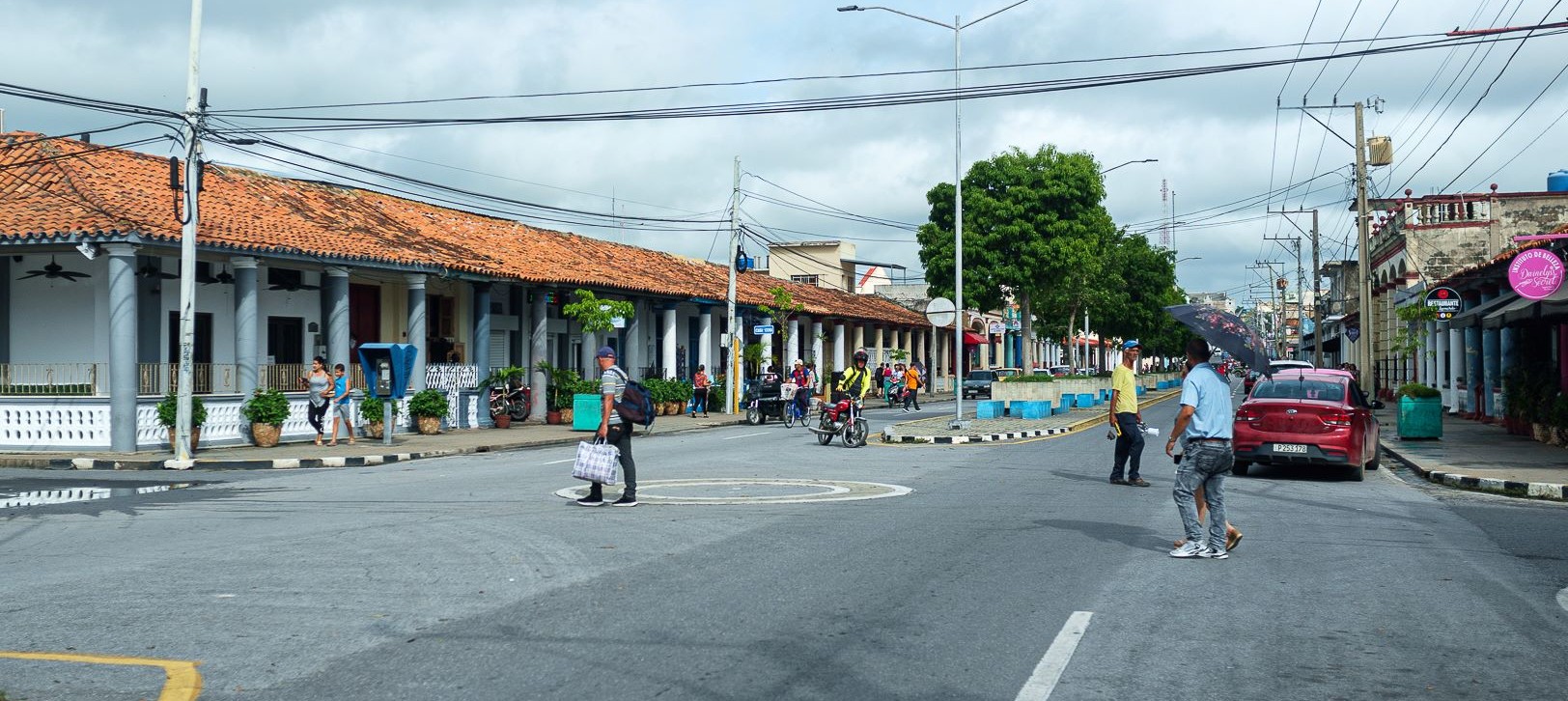 Foto: Mario Vizcaíno Serrat calle de edificios con techos de losas con poco movimiento