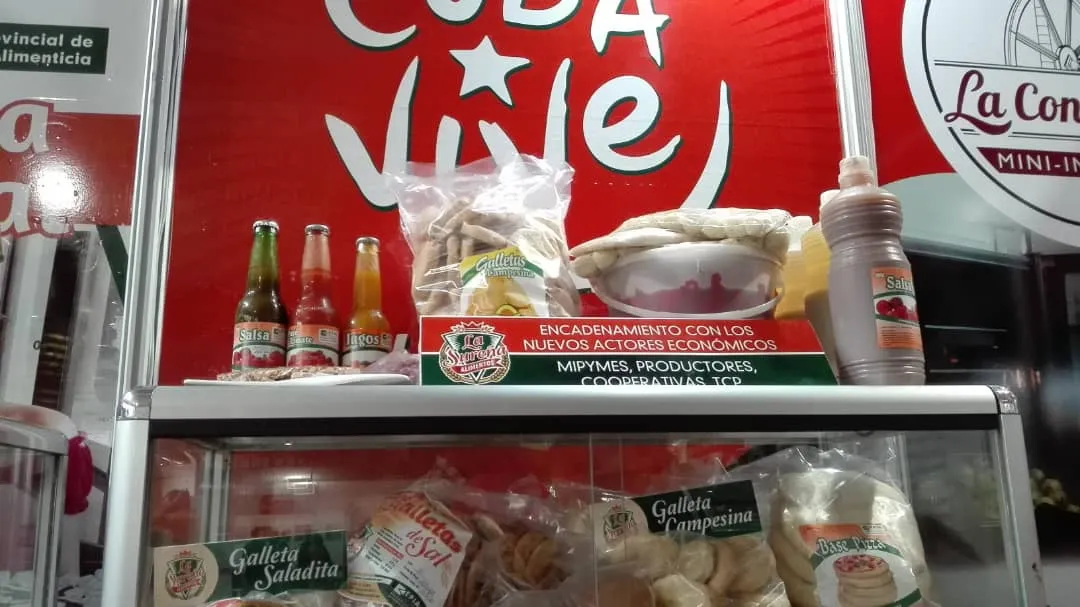 Estante con productos de micro, pequeñas y medianas empresas con fondo rojo