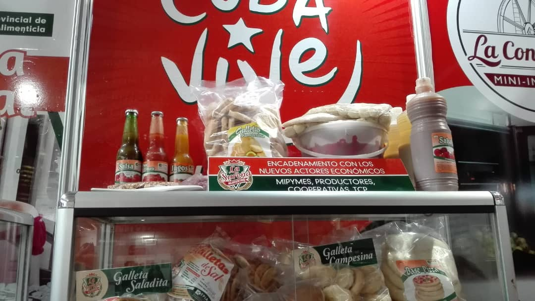 Estante con productos de micro, pequeñas y medianas empresas con fondo rojo