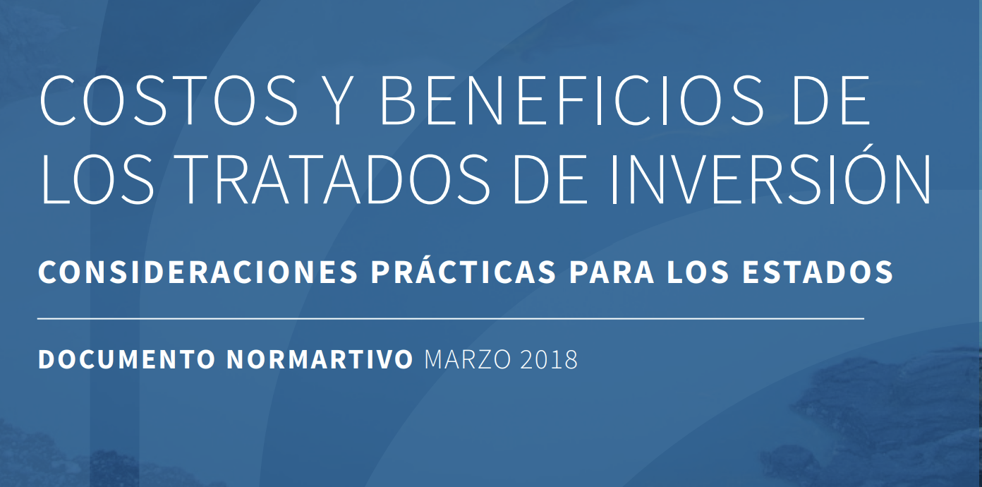 Letras blancas sobre fondo azul con titulo: Costos y Beneficios de los Tratados de Inversión: Consideraciones Prácticas para los Estados