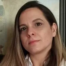 mujer de pelo largo mirando a la camara de frente