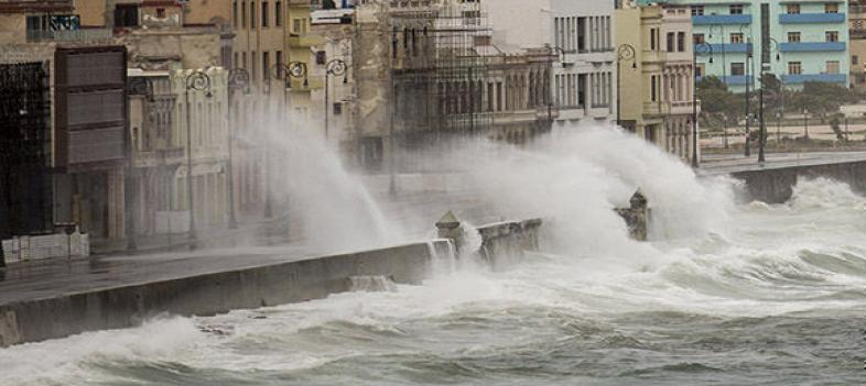 Malecón de La Habana golpeado por olas